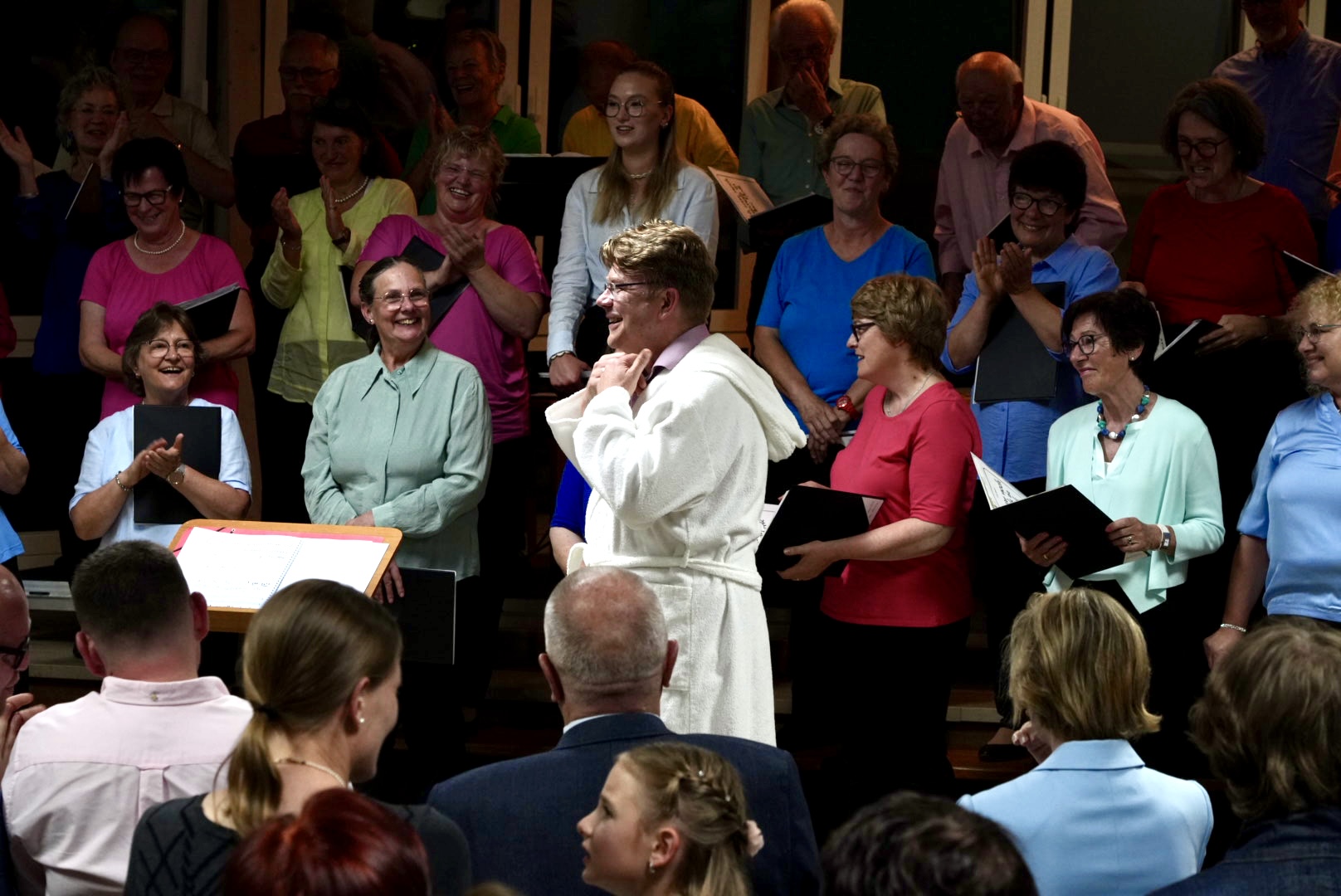 6-2024 Auftritt unseres Dirigenten im Bademantel am Udo Juergens Konzert